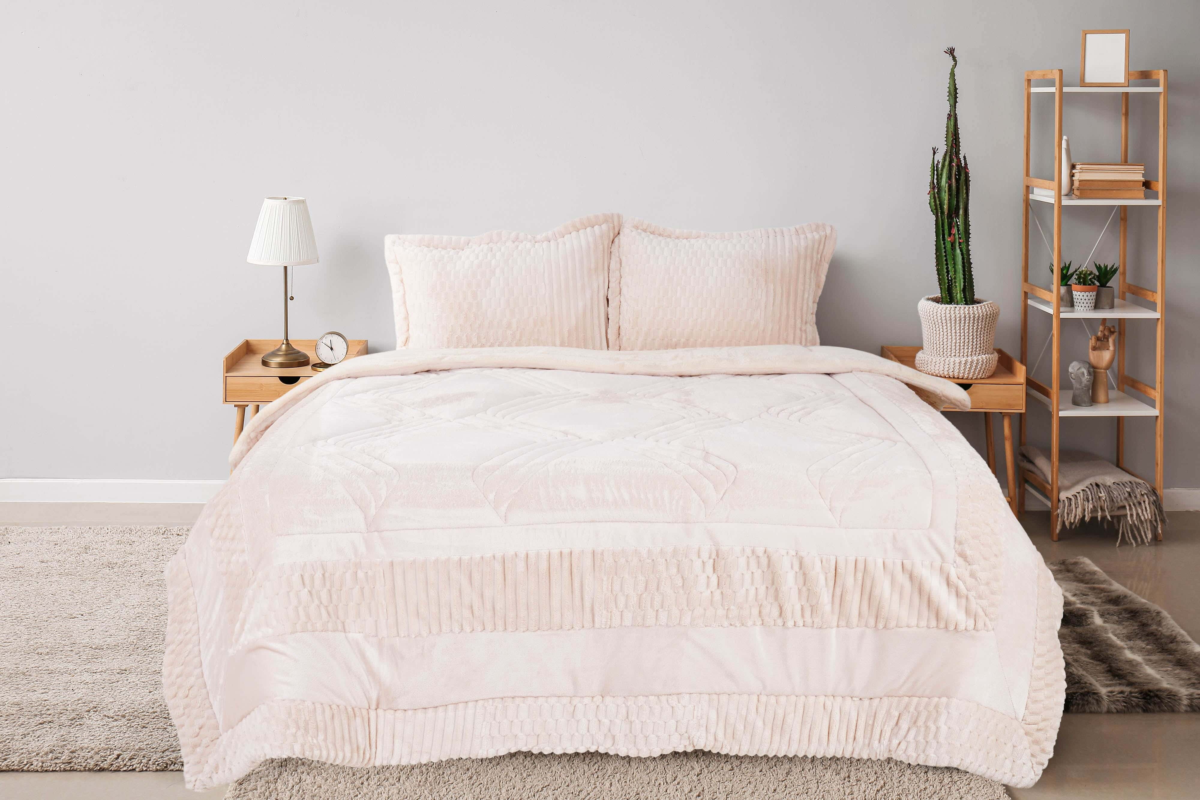 Tag Velvet Quilt Set, 3 Pieces, 240x260 cm, 6450 gm - Off White