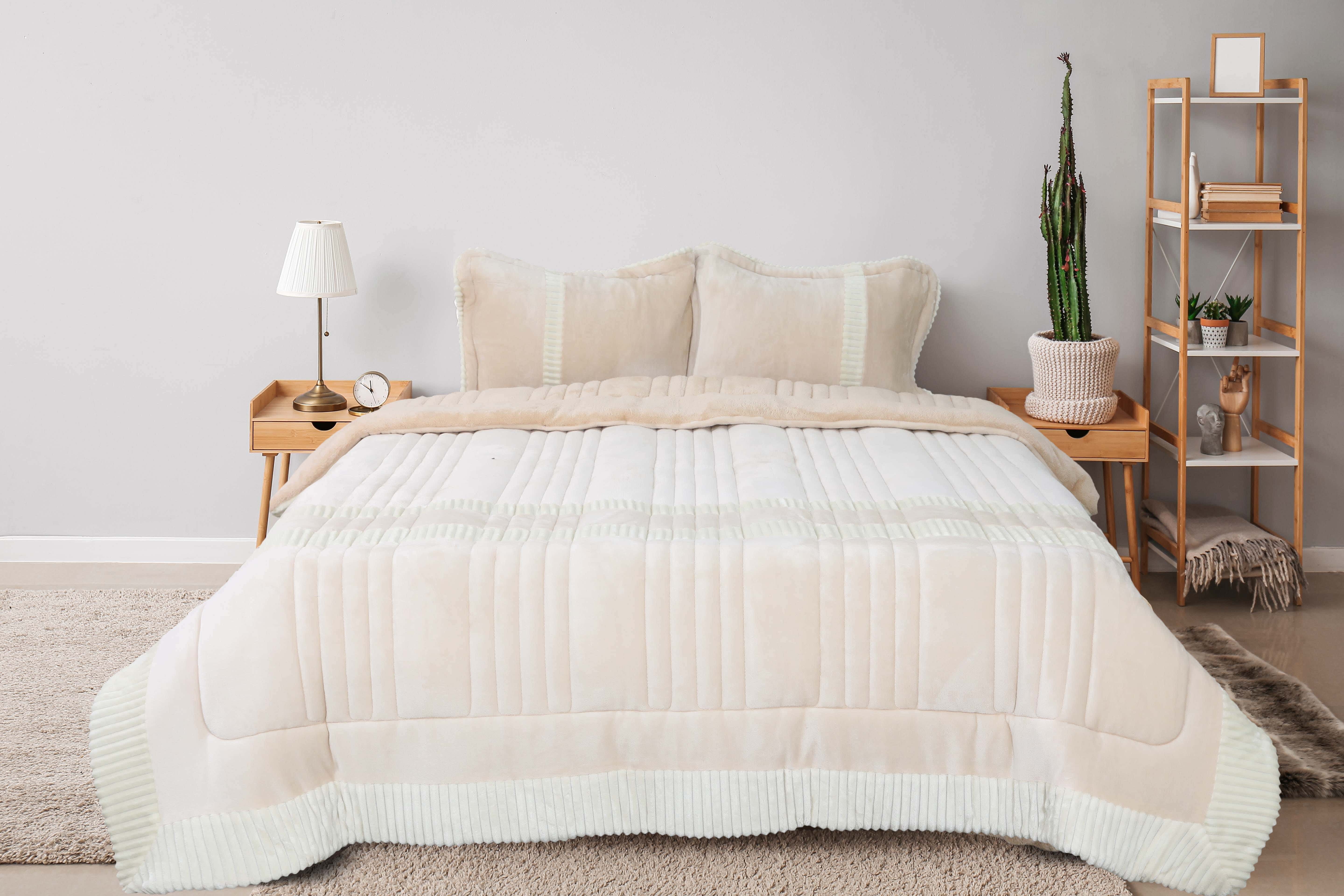 Tag Velvet Quilt Set with Fur Back, 3 Pieces, 260x240 cm, 6700 g - Off White
