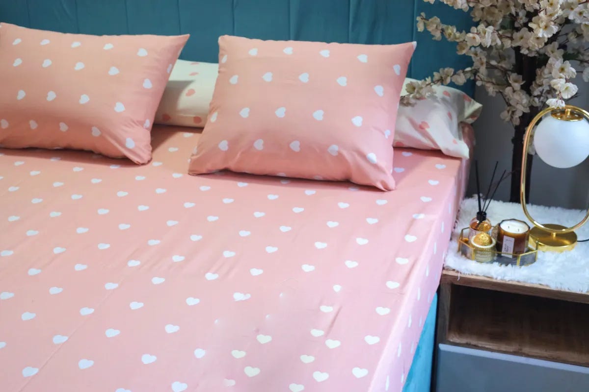 Printed bed sheet set with 2 light heart printed pillowcases with a long pillowcase from the sheet design, 260 * 240, four pieces - multi-colored