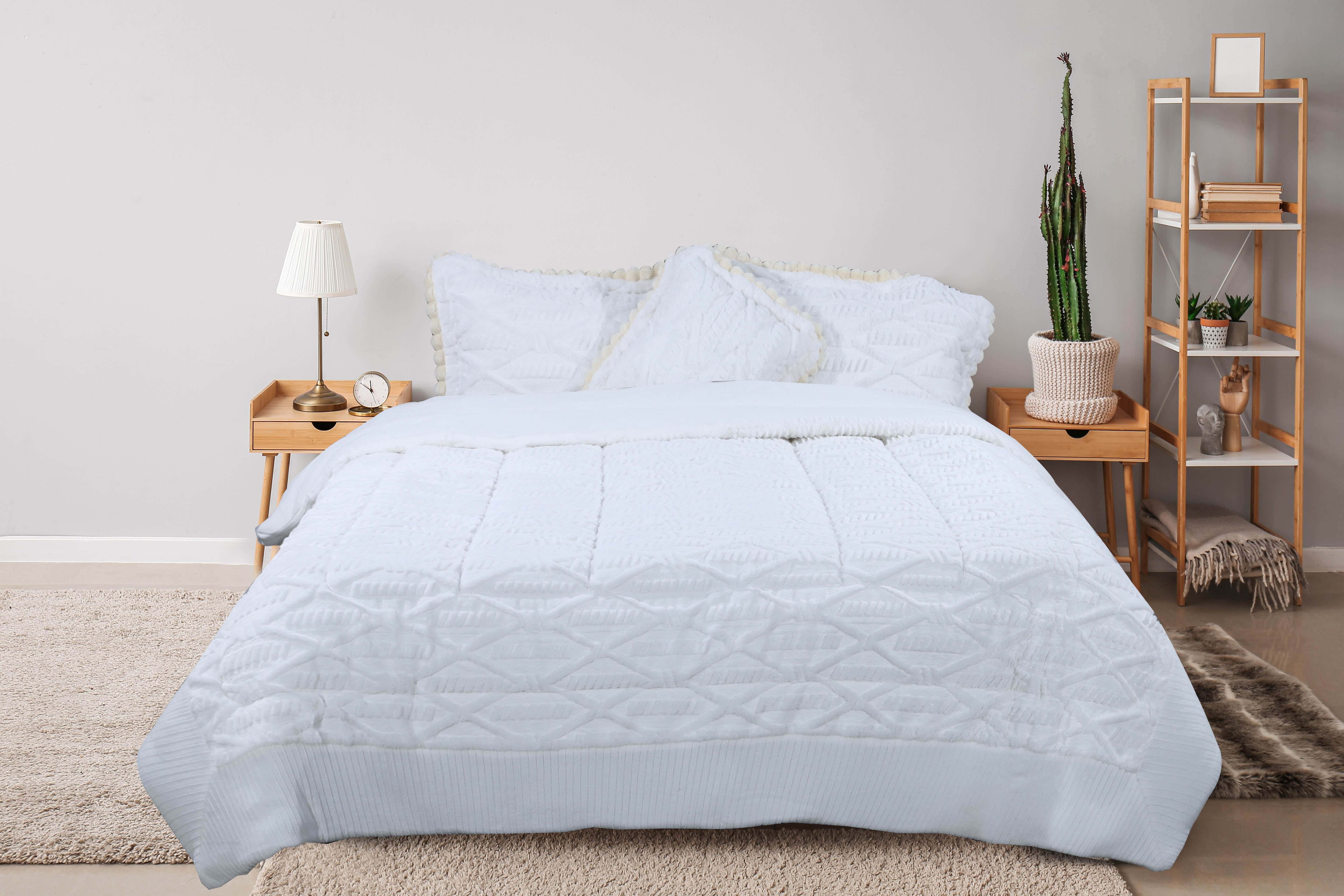 Tag Velvet Quilt Set with Fur Backing, 4 Pieces, 260x240 cm, 7200 gm - Off White