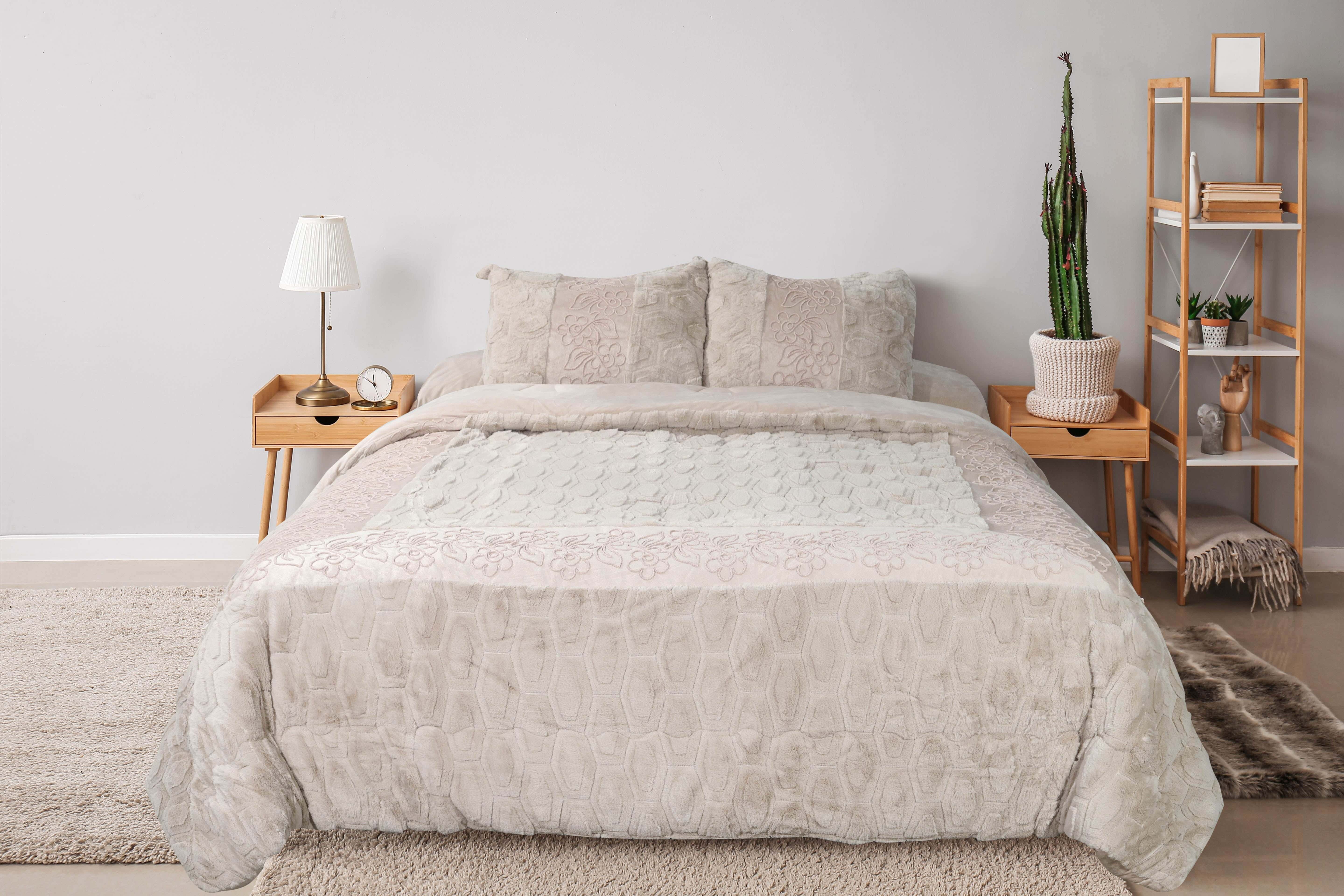 Al Alamia Fur Quilt Set, 4 Pieces, 230x250 cm, 5500 gm - Beige