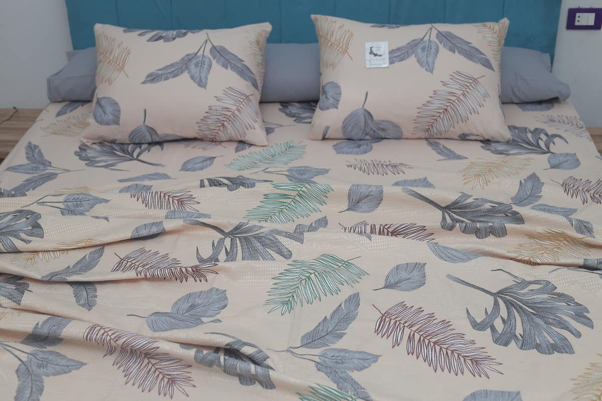 Printed bed sheet set with 2 pillowcases of the same pattern and a long plain pillow, gray, 260 * 240, four pieces - multi-colored