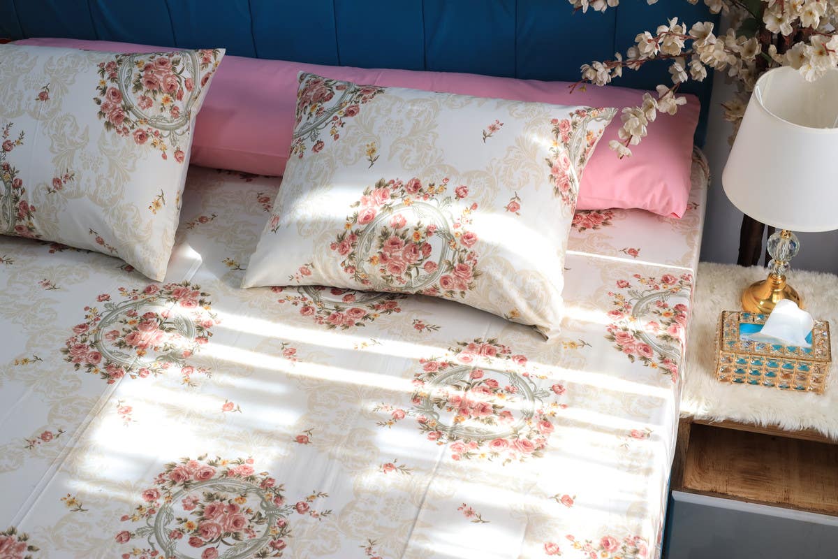 Printed bed sheet set with 2 pillowcases of the same pattern and a plain long pillow in pink, 260 * 240, four pieces - multi-colored