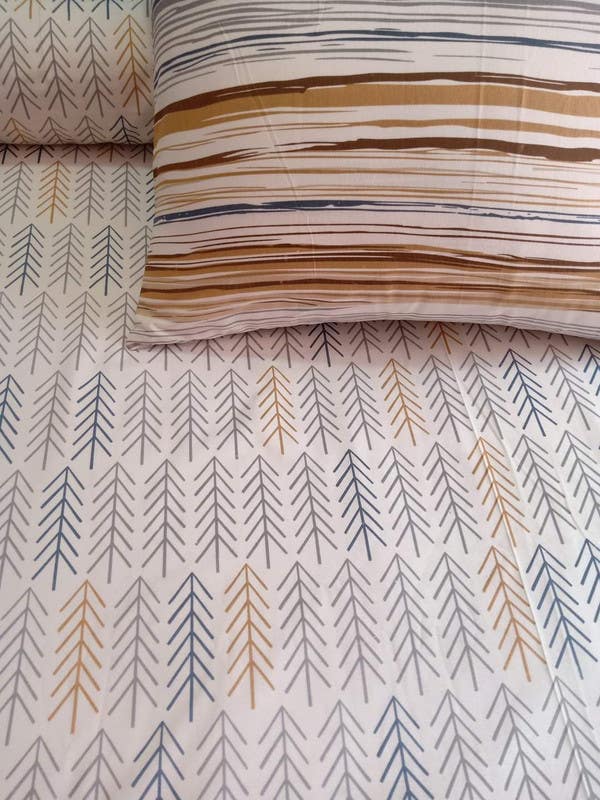 Printed bed sheet set with 2 matching printed pillowcases and a long pillow of the same pattern, 260 * 240, four pieces - multi-colored