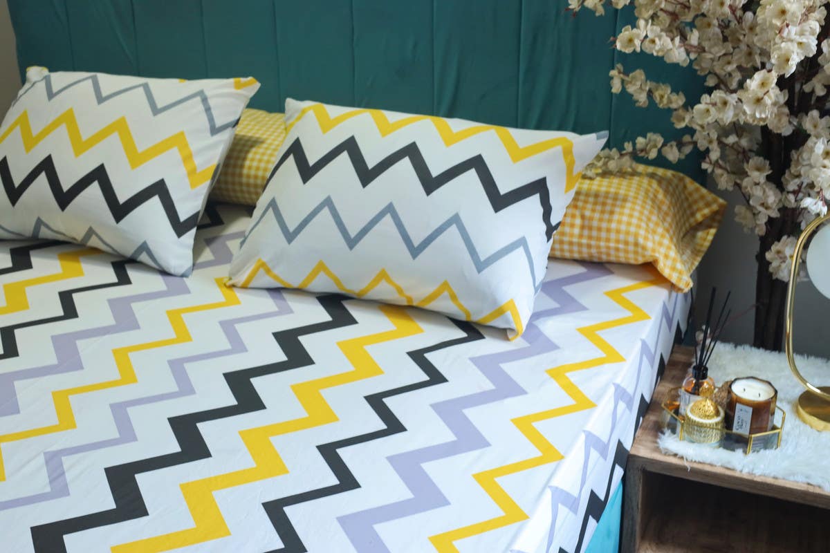Printed bed sheet set with 2 matching printed pillowcases and a long pillow of the same pattern, 260 * 240, four pieces - multi-colored