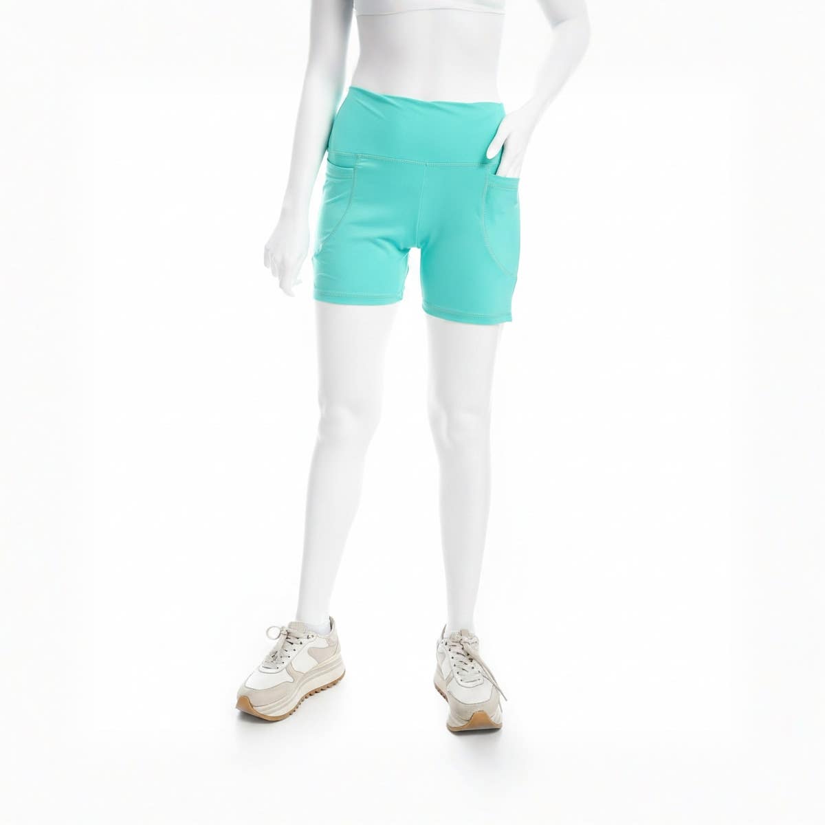 women sport short with side pockets
