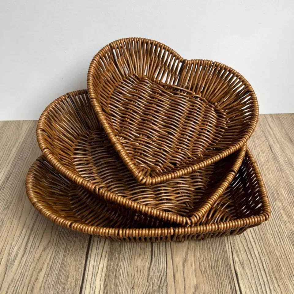 3-Piece Heart-Shaped Woven Baskets Set, Wicker Fruit and Bread Serving Basket for Kitchen, Decorative Woven Storage Baskets for Home Organization